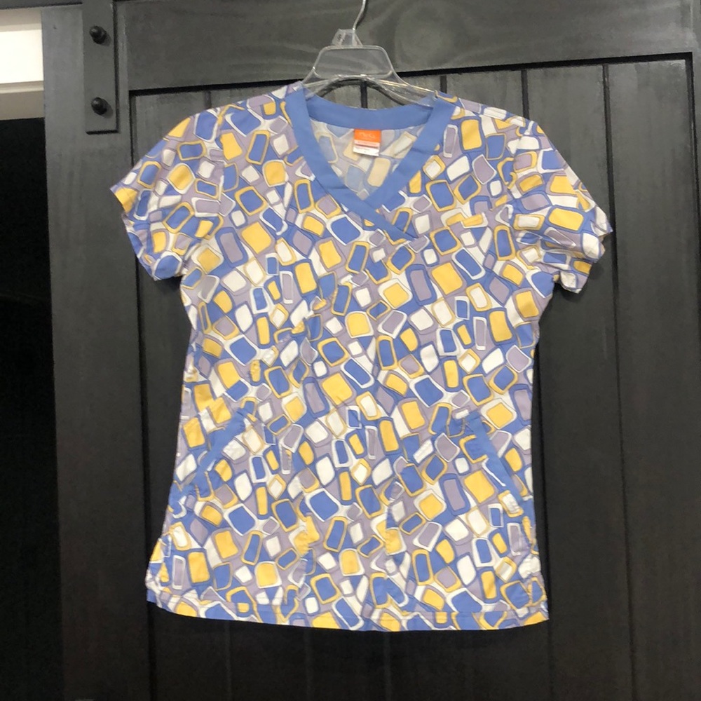 Woman’s NrG by Bareo Scrub top Size Small light blue grey and yellow